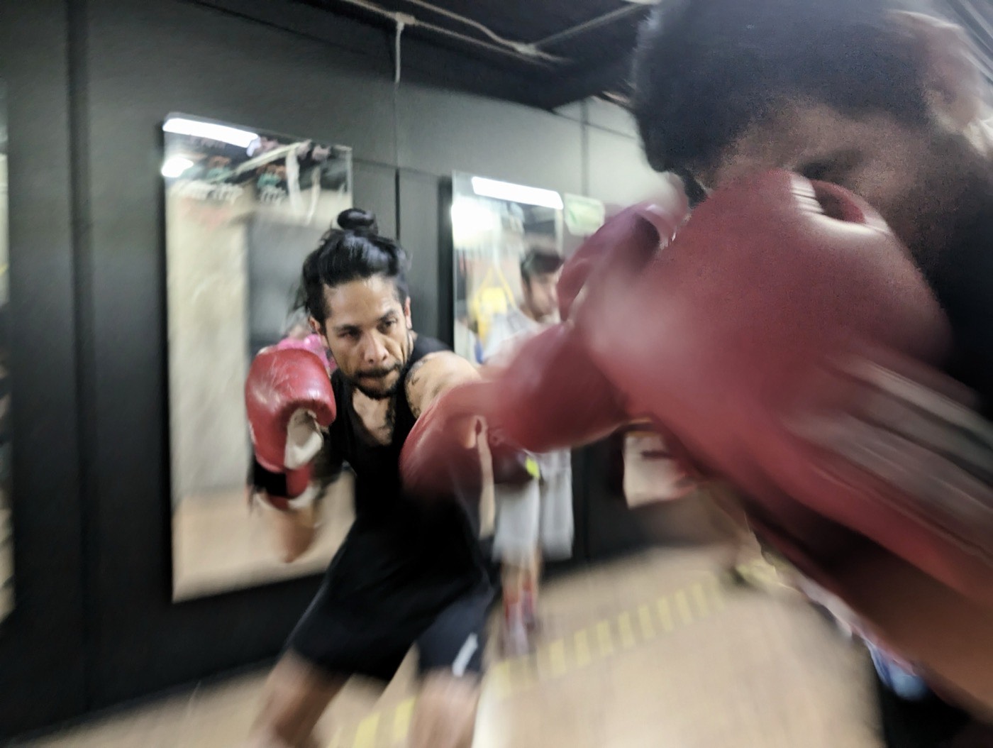 Golpe con guantes rojos