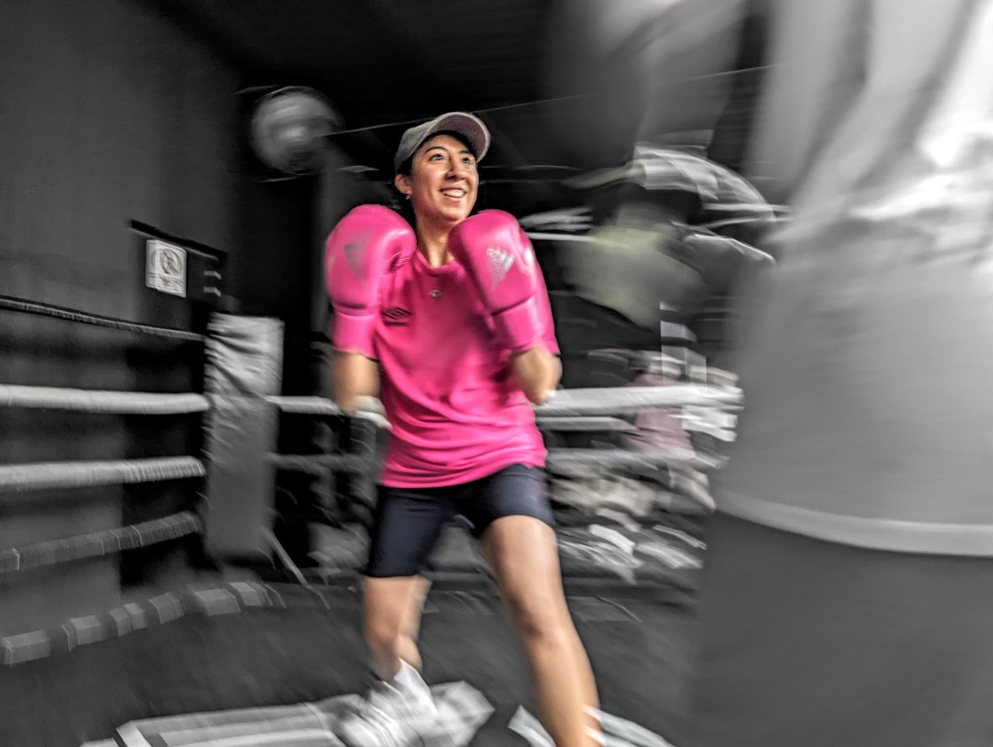 Guantes rosas en el ring